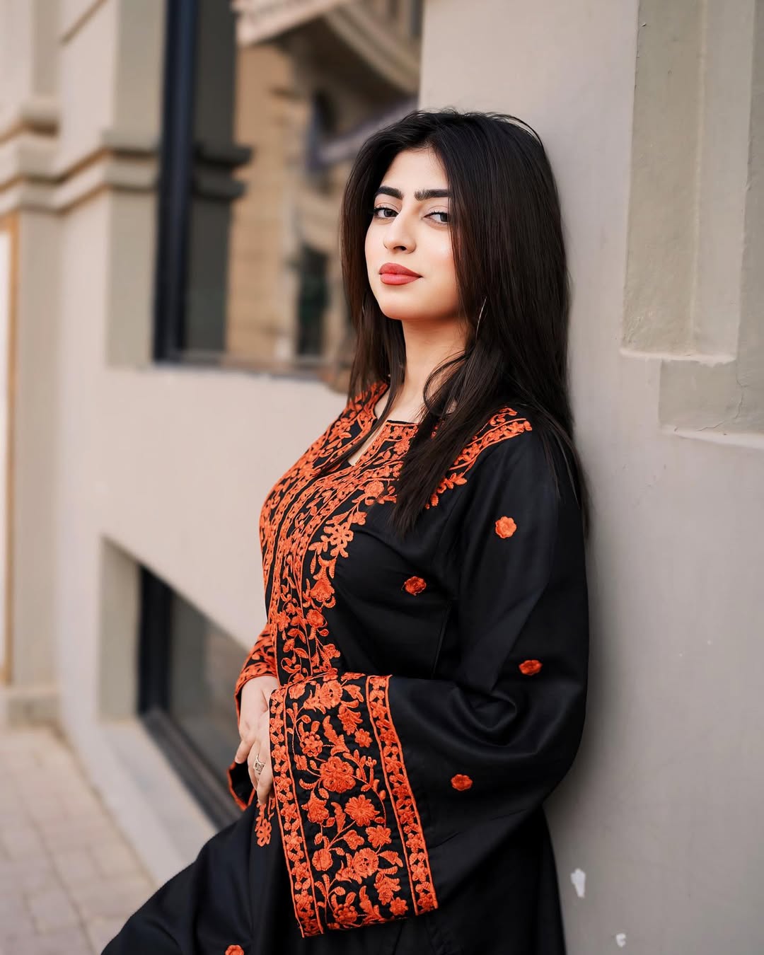 Women’s slim-fit black Dhanak linen kurta set for daily and casual wear