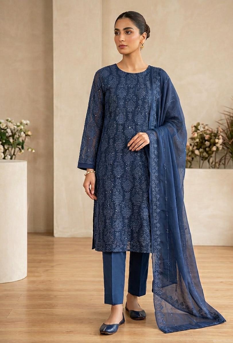 chiffon dupatta, and soft malai silk trouser. Perfect Pakistani fashion in Saudi Arabia.